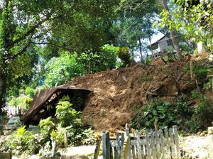 Area Pemakaman di Samarinda Longsor, Terlihat Kain Kafan di Permukaan Area Pemakaman di Samarinda Longsor, Terlihat Kain Kafan di Permukaan