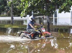 Viral Video Orang Tidur di Genangan Banjir Rob, Ini Penjelasan Polisi