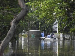 Viral Video Orang Tidur di Genangan Banjir Rob, Polisi: Nggak Ada Laporan
