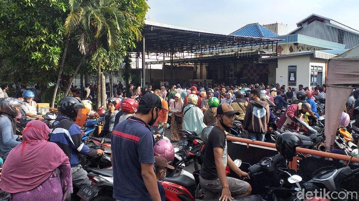 Ratusan warga berdesak-desakan saat antre mengambil dana bantuan sosial tunai (BST) Rp 600 ribu di Kantor Pos Jemur Andayani. Kondisi ini mengkhawatirkan sebab mengabaikan aturan physical distancing di tengah pandemi COVID-19.
