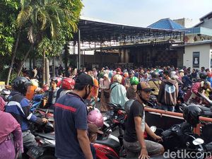 Ratusan Warga Surabaya Pengantre Bansos COVID-19 Langgar Physical Distancing