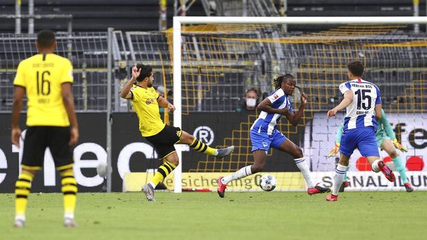 Emre Can, center, of Borussia Dortmund cheers on his opening goal during the German Bundesliga soccer match between Borussia Dortmund and Hertha BSC Berlin in Dortmund , Germany, Saturday, June 6, 2020. (Lars Baron, Pool via AP)