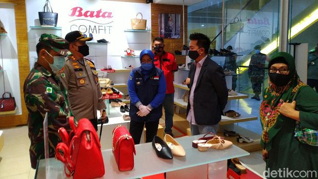 Bupati Bogor Ade Yasin mengecek kesiapan protokol COVID-19 Cibinong City Mal