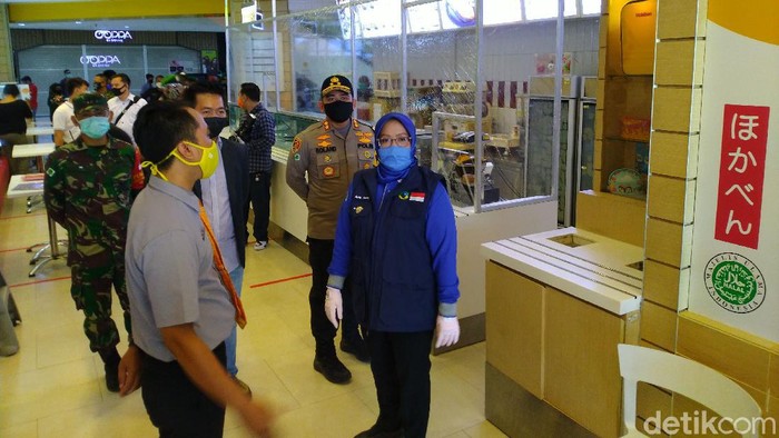 Bupati Bogor Ade Yasin mengecek kesiapan protokol COVID-19 Cibinong City Mal