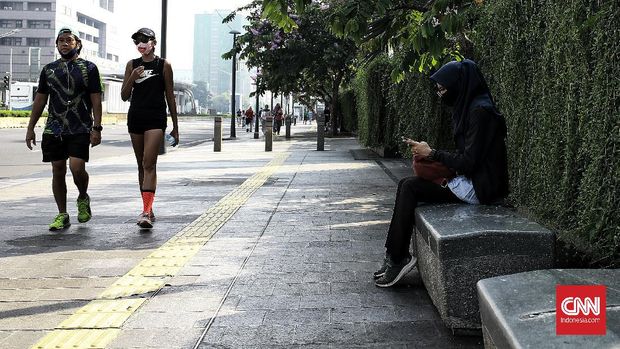 CFD masa transisi PSBB Warga memadati area car free day (CFD) di sepanjang jalan Sudirman hingga Thamrin, Jakarta Pusat meski secara resmi area tersebut belum bebas kendaraan bermotor di masa transisi Pembatasan Sosial Berskala Besar (PSBB) Jakarta, warga mayoritas berolahraga sepeda. Minggu (7/6/2020). CNN Indonesia/Andry Novelino