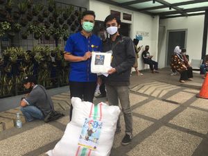 Cimahi Crisis Center Salurkan Bantuan APD untuk Tenaga Medis