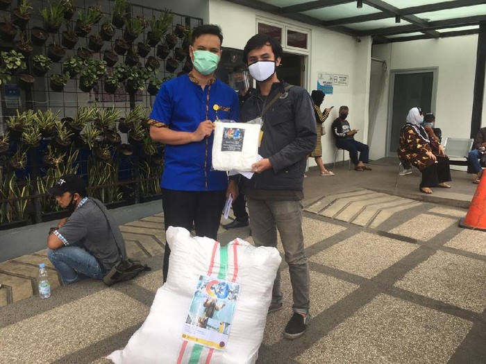 Cimahi Crisis Center salurkan bantuan APD