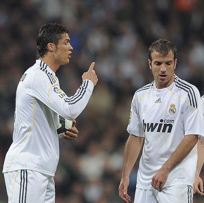 MADRID, SPAIN - MARCH 28:  Cristiano Ronaldo (L) of Real Madrid has a word with Rafael Van Der Vaart (C) and Esteban Granero before taking a free kick during the La Liga match between Real Madrid and Atletico Madrid at Estadio Santiago Bernabeu on March 28, 2010 in Madrid, Spain.  (Photo by Denis Doyle/Getty Images)