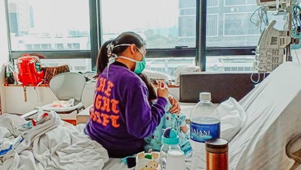 Denada menemani putrinya di rumah sakit