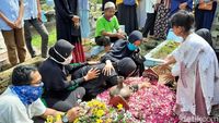 Duka Selimuti Pemakaman Kapten Fredy Korban Heli Jatuh di Kendal
