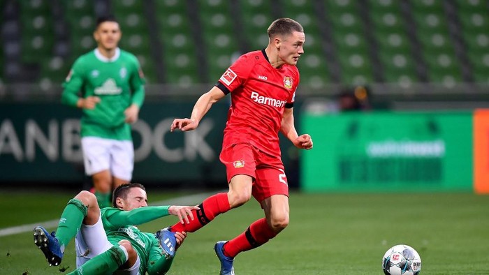 Bremens Austrian forward Marco Friedl (L) and Leverkusens German forward Florian Wirtz vie for the ball during the German first division Bundesliga football match Werder Bremen v Bayer 04 Leverkusen on May 18, 2020 in Bremen, northern Germany as the season resumed following a two-month absence due to the novel coronavirus COVID-19 pandemic. (Photo by Stuart FRANKLIN / POOL / AFP) / DFL REGULATIONS PROHIBIT ANY USE OF PHOTOGRAPHS AS IMAGE SEQUENCES AND/OR QUASI-VIDEO