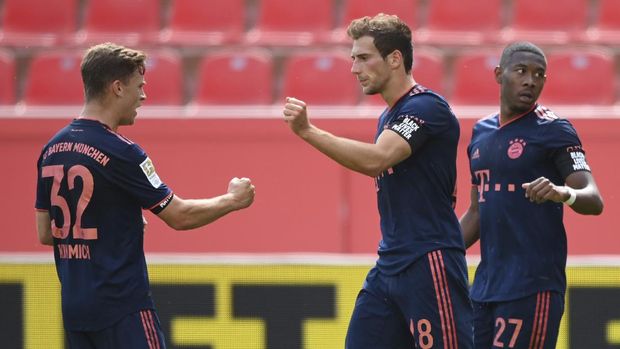 Galfot Leverkusen vs Munchen Leon Goretzka, center, of Munich celebrates his team's second goal with team mates Joshua Kimmich, left, and David Alaba during the German Bundesliga soccer match between Bayer Leverkusen and Bayern Munich in Leverkusen, Germany, Saturday, June 6, 2020. (Matthias Hangst, Pool via AP)