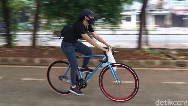 Geliat Aktivitas Warga Berolahraga di Kanal Banjir Timur