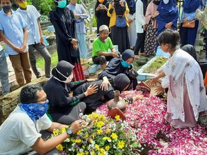 Istri Kapten Fredy Korban Heli Jatuh di Kendal Terus Peluk Pusara Suaminya