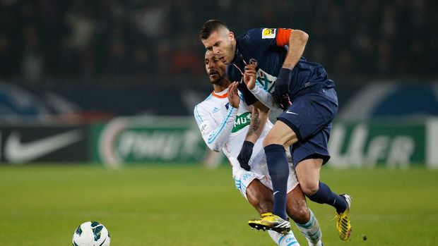 PARIS, FRANCE - FEBRUARY 27:  Jeremy Menez of PSG is tackled by Alaixys Romao of Marseille during the French Cup match between Paris Saint-Germain FC and Marseille Olympic OM at Parc des Princes on February 27, 2013 in Paris, France.  (Photo by Dean Mouhtaropoulos/Getty Images)