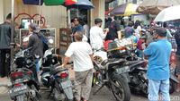 Lapak Pedagang Kacamata Eceran di  Kota Bandung Ramai Pembeli