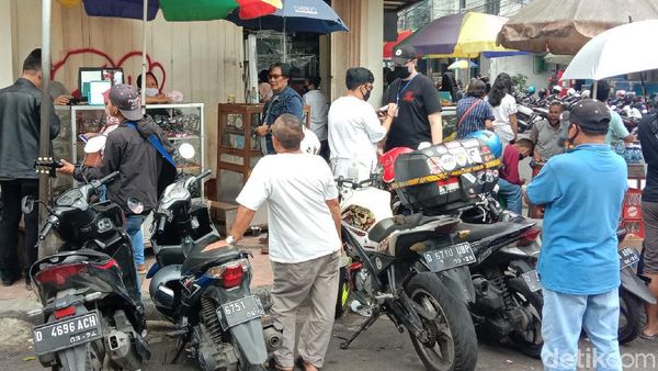 Lapak Pedagang Kacamata Eceran di  Kota Bandung Ramai Pembeli