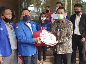 Mensos Serahkan Bantuan Sembako ke GAMKI