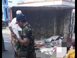 Truk Bak Terbuka Angkut 16 Orang di Sumenep Terguling, 2 Meninggal