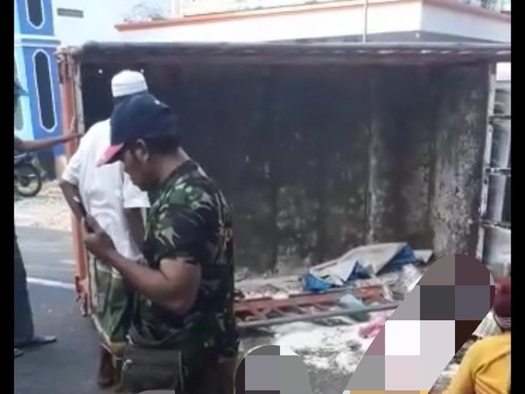 Truk Bak Terbuka Angkut 16 Orang di Sumenep Terguling, 2 Meninggal Truk Bak Terbuka Angkut 16 Orang di Sumenep Terguling, 2 Meninggal