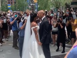 Viral, Pasangan Pengantin Ikut Demo George Floyd Setelah Pemberkatan