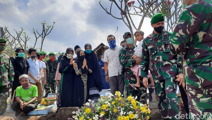 Pemakaman Kapten Fredy korban kecelakaan heli di Kendal di TPU Kolombo, Sleman