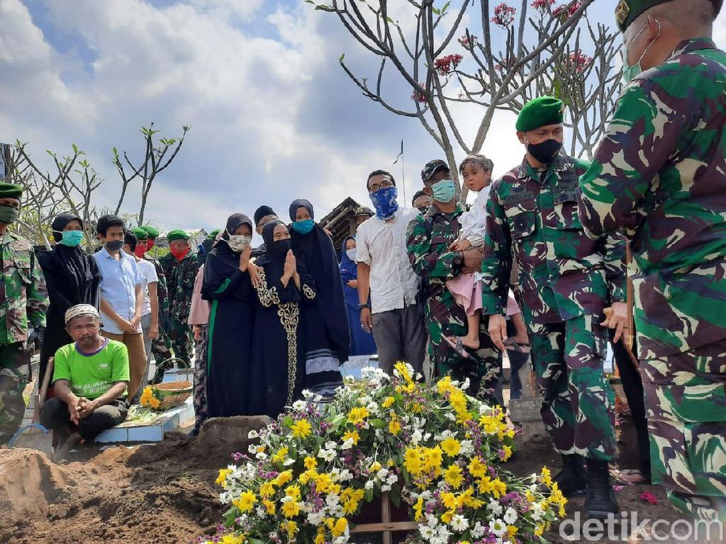 Isak Tangis Warnai Pemakaman Kapten Fredy Korban Heli Jatuh di Kendal Isak Tangis Warnai Pemakaman Kapten Fredy Korban Heli Jatuh di Kendal