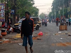 Emosi Ditertibkan Satpol PP, Pedagang di Bojonegoro Buang Makanan ke Jalan