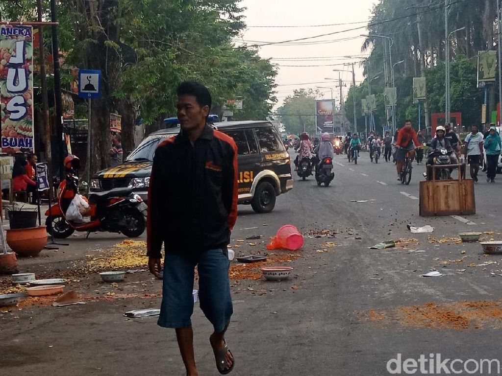 Emosi Ditertibkan Satpol PP, Pedagang di Bojonegoro Buang Makanan ke Jalan Emosi Ditertibkan Satpol PP, Pedagang di Bojonegoro Buang Makanan ke Jalan