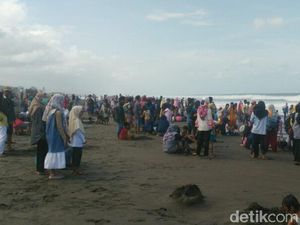 Foto: Pantai Kebumen yang Disesaki Pengunjung Tanpa Masker