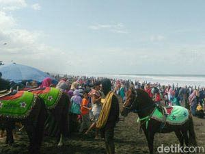 Ribuan Pengunjung Padati Pantai Kebumen, Banyak yang Gak Pakai Masker