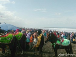 Ribuan Pengunjung Padati Pantai Kebumen, Banyak yang Gak Pakai Masker