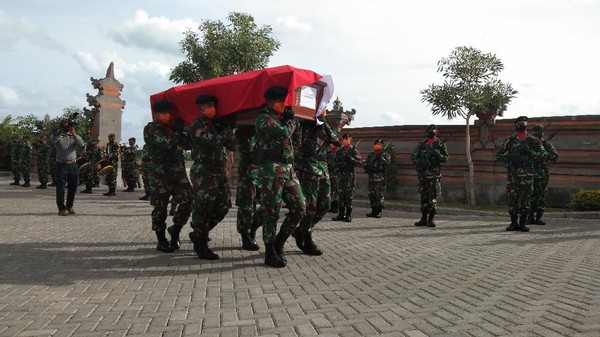 Peti jenazah prajurit TNI AD Kapten Cpn I Kadek Udi Suardiasa ditandu. (Angga Riza/detikcom) Peti jenazah prajurit TNI AD Kapten Cpn I Kadek Udi Suardiasa ditandu. (Angga Riza/detikcom)