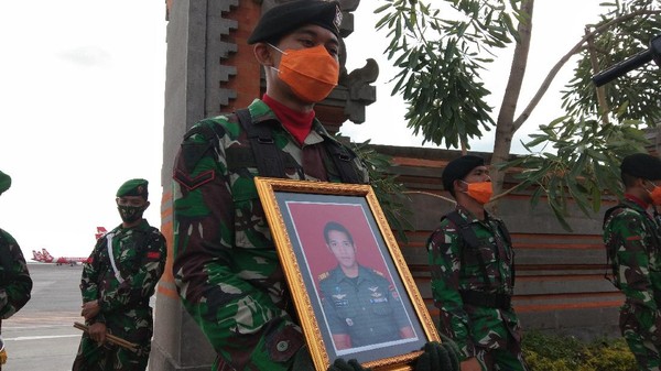 Prajurit TNI memegang foto mendiang Kapten Cpn I Kadek Udi Suardiasa. (Angga Riza/detikcom) Prajurit TNI memegang foto mendiang Kapten Cpn I Kadek Udi Suardiasa. (Angga Riza/detikcom)