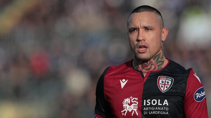 BRESCIA, ITALY - JANUARY 19:  Radja Nainggolan of Cagliari Calcio looks on during the Serie A match between Brescia Calcio and Cagliari Calcio at Stadio Mario Rigamonti on January 19, 2020 in Brescia, Italy.  (Photo by Emilio Andreoli/Getty Images)