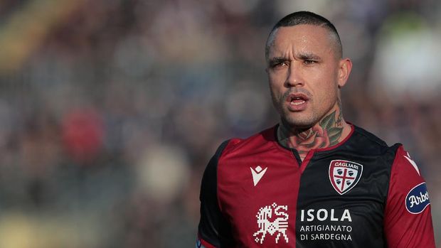BRESCIA, ITALY - JANUARY 19:  Radja Nainggolan of Cagliari Calcio looks on during the Serie A match between Brescia Calcio and Cagliari Calcio at Stadio Mario Rigamonti on January 19, 2020 in Brescia, Italy.  (Photo by Emilio Andreoli/Getty Images)