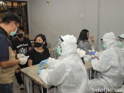 67 Pengunjung Cafe di Blitar Rapid Test Massal, 8 Reaktif
