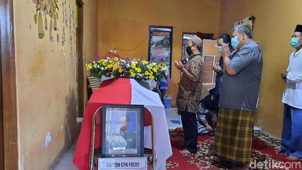 Suasana rumah duka korban helikopter jatuh di Kendal Kapten Cpn Fredy di Sleman