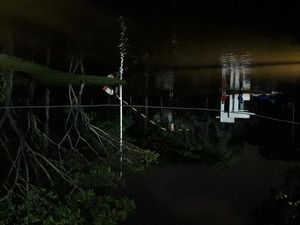 Banjir Rob Belum Surut, Listrik Kompleks Pantai Mutiara Jakut Dimatikan Banjir Rob Belum Surut, Listrik Kompleks Pantai Mutiara Jakut Dimatikan