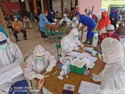 Tim COVID-19 Hunter Jatim Lakukan Rapid Test Massal, Hasilnya 82 Reaktif