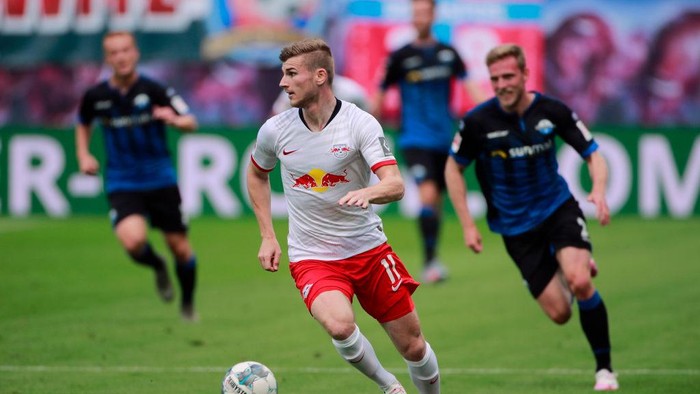 LEIPZIG, GERMANY - JUNE 06:  Timo Werner of RB Leipzig makes a break during the Bundesliga match between RB Leipzig and SC Paderborn 07 at Red Bull Arena on June 6, 2020 in Leipzig, Germany. (Photo by Hannibal Hanschke/Pool via Getty Images)