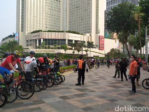 Penertiban Warga Berkerumun di Bundaran HI dan Tak Pakai Masker