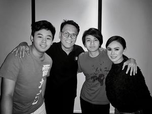 Senyum Bahagia Mantan Suami Yuni Shara Usai Makan Malam Bareng Anak-anaknya