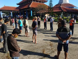 Lolos Pemeriksaan di Gilimanuk, 26 Sopir Truk Jalani Rapid Test di Badung