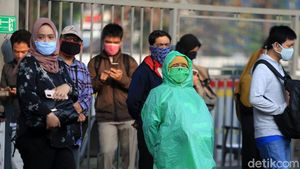 Aksi Penumpang KRL Cegah Corona