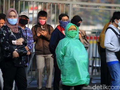 Aksi Penumpang KRL Cegah Corona