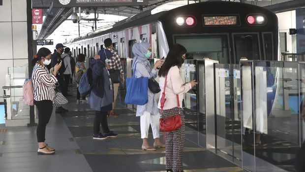 aktivitas warga masa transisi PSBB Passengers wearing face masks stand near a MRT train station in Jakarta, Indonesia, Monday, June 8, 2020. Indonesia’s capital of Jakarta, the city hardest hit by the new coronavirus, has partly reopened after two months of partial lockdown as the world’s fourth most populous nation braces to gradually reopen its economy. (AP Photo/Tatan Syuflana)
