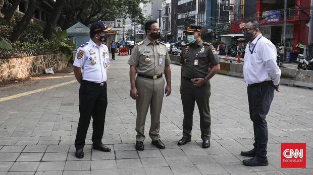 Gubernur DKI Jakarta Anies Baswedan  memantau new normal  masa transisi PSBB di kawasan Stasiun MRT  Sudirman dan Dukuh Atas, Jakarta 8 Juni 2020.