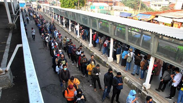 ANTREAN PANJANG CALON PENUMPANG KRL Ratusan calon penumpang KRL Commuter Line mengantre menuju pintu masuk Stasiun Bogor di Jawa Barat, Senin (8/6/2020). Antrean panjang calon penumpang tersebut terjadi saat dimulainya aktivitas perkantoran di Jakarta di tengah masa transisi Pembatasan Sosial Berskala Besar (PSBB) pandemi COVID-19. ANTARA FOTO/Arif Firmansyah/wsj.