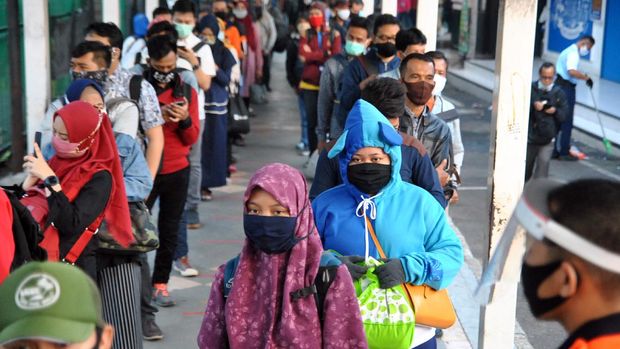 Ratusan calon penumpang KRL Commuter Line mengantre menuju pintu masuk Stasiun Bogor di Jawa Barat, Senin (8/6/2020). Antrean panjang calon penumpang tersebut terjadi saat dimulainya aktivitas perkantoran di Jakarta di tengah masa transisi Pembatasan Sosial Berskala Besar (PSBB) pandemi COVID-19. ANTARA FOTO/Arif Firmansyah/wsj.